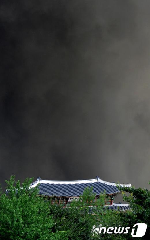 [사진]경복궁에 휩싸인 검은 연기