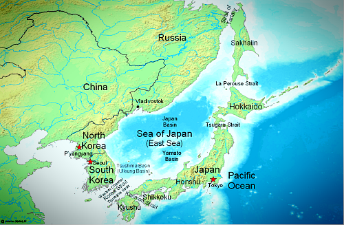  ȸ  ǥ  ΰ Ϻ ÷ϰ 븳ϰ ִ  Ϻ(Sea of Japan) Ʒ  ȿ (East Sea) ϰ ִ.