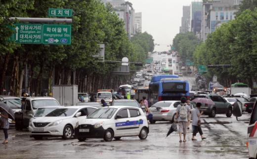 ↑지난해 집중호우로 피해가 속출한 서울 강남구 대치동 사거리. 올해도 시간당 60㎜ 넘는 집중호우로 침수됐다.  ⓒ사진＝이기범 기자