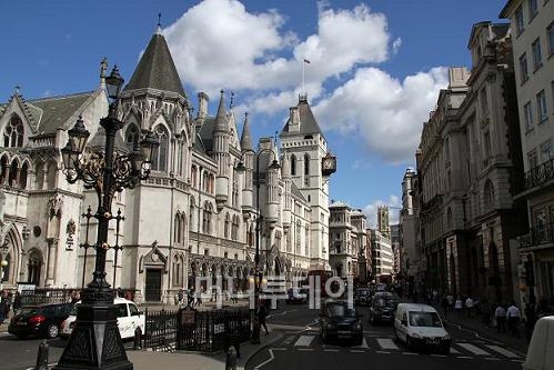 ↑플리트 가(街)엔 런던 최고(最古)의 차일드 은행 등 16∼18세기 당시의 옛 건물이 많이 남아 있다. ⓒ론니 맥도날드/플리커