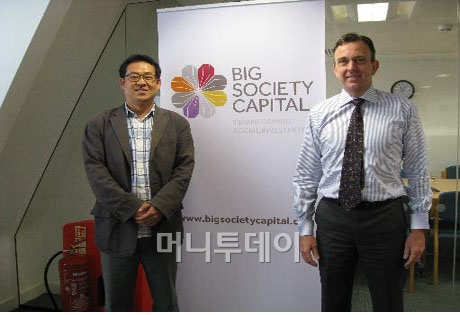 ↑문진수 한국사회적금융연구원장(왼쪽)과 밸런타인 BSC 이사. ⓒ한국사회적금융연구원