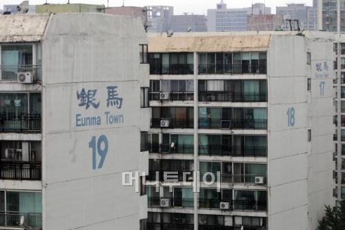 ↑취득세 감면 시행 첫날이지만 서울 강남 재건축단지인 은마아파트는 문의전화없이 썰렁했다. ⓒ이재윤 기자