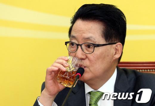 [사진]물 마시는 박지원 원내대표