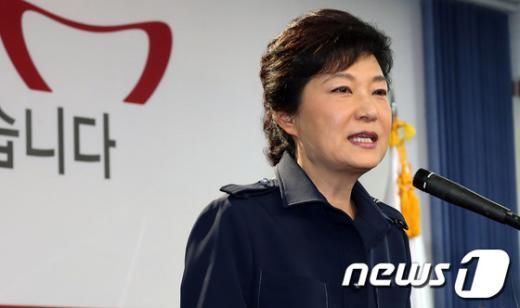 [사진]박근혜,"김용준 전 헌재소장 모셨다"