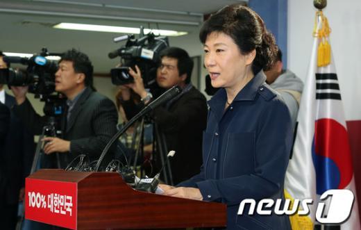 [사진]박근혜, "김용준 전 헌재소장 모셨다"
