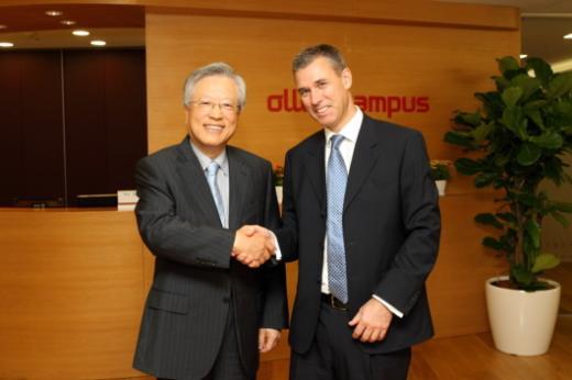↑이석채 KT 회장(왼쪽)과 에드 리챠즈(Ed Richards) 영국 오프콤 CEO가 11일 서울 서초동 올레캠퍼스에서 면담후 악수를 나누고 있다.