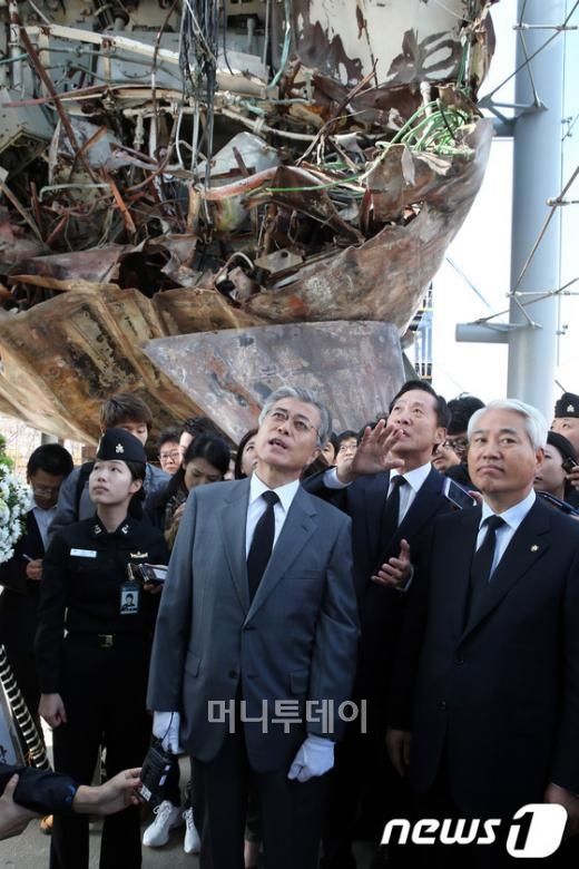 문재인 민주통합당 대선후보가 12일 오전 경기 평택 해군2함대사령부를 방문해 군관계자의 설명을 들으며 천안함을 둘러보고 있다. (평택=뉴스1) 이광호 기자