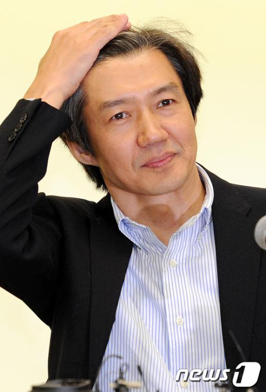 사진]대담회 시작 전 머리 만지는 조국 교수 - 머니투데이