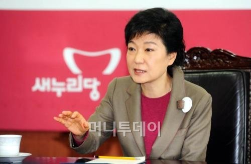 박근혜 새누리당 대선후보가 20일 여의도 당사에서 경제지 기자들과 만나 대화를 하고 있다. 사진=이기범 기자