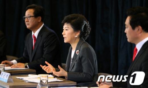 ↑ 박근혜 새누리당 대통령후보가 22일 서울 세종문화회관 세종홀에서 열린 방송기자클럽토론회에 참석해 모두 발언하고 있다.