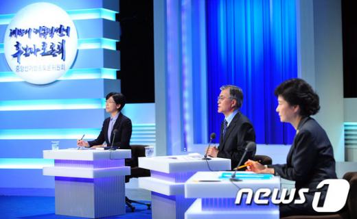 ▲ 4일 18대 대선 첫 TV 토론에 참석한 이정희 통합진보당 후보, 문재인 민주통합당 후보, 박근혜 새누리당 후보 ⓒNews1