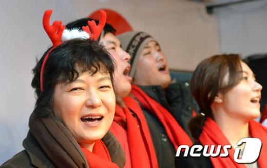 [사진]박근혜, 루돌프 머리띠하고 젊음의 거리 신촌유세