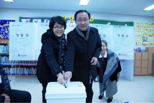 노회찬 진보정의당 공동대표가 19일 오전 아내 김지선씨와 함께 투표에 참여하고 있다(사진=노 공동대표 트위터) 
