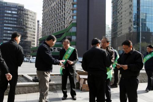 ↑이종수(왼쪽 세번째) SH공사 사장이 직원들과 함께 29일 서울시청 앞에서 시민들 상대로 은평뉴타운 분양촉진 판촉활동에 나서고 있다. ⓒSH공사