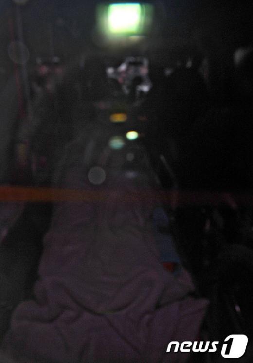 [사진]구급차에 누워 구치소 나서는 천신일 회장