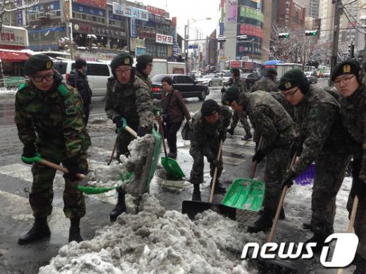 4   56 빮 û,  Ÿ  ϴ, 빮 翪,     ֿ ȥ   700    ߴ. ( 56 ) 2013.2.4/1  News1