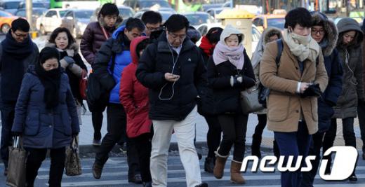 서울 아침기온이 영하 16도를 기록하며 올 겨울들어 가장 추운 날씨를 보인 8일 오전 서울 광화문 네거리에서 시민들이 출근길을 서두르고 있다.  News1 안은나 기자