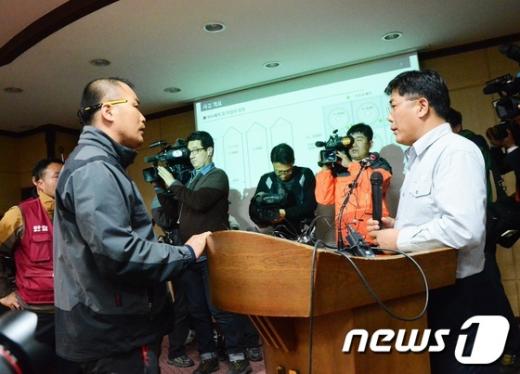 15일 오전 전남 여수국가산단 대림산업 폭팔사고 상황실에서 협력업체인 유한기술의 한 근로자가 브리핑을 하고 있는 대림산업 직원에게 격렬하게 항의하고 있다.  News1 김상렬 기자