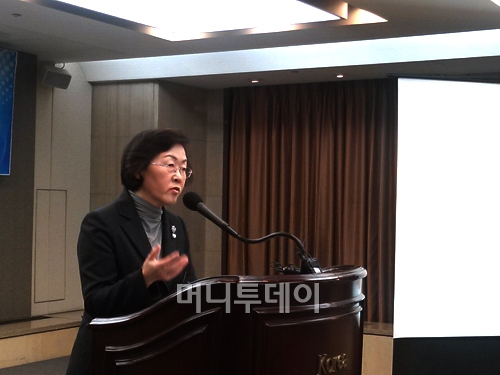 ↑신연희 서울 강남구청장이 기자들의 질문에 대답하고 있다. ⓒ이재윤 기자