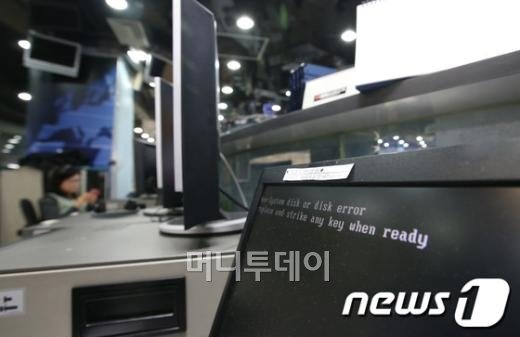 KBS와 MBC, YTN 등 주요 방송사와 신한은행과 농협 등 일부 금융사들의 전산망이 20일 오후 일제히 마비된 가운데, 서울 여의도 KBS 본사 보도국의 컴퓨터가 전산 마비로 작동하지 않고 있다. 2013.3.20/뉴스1