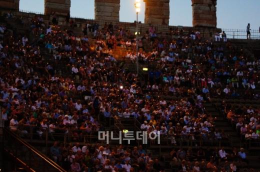 ↑ 아레나 야외극장을 가득 채운 관객들이 공연시작전 저마다 촛불을 켜고 지휘자와 공연자에게 경의를 표하고 있다. 이 촛불의식은 아레나 야외극장의 전통이다. ⓒ사진= 송원진