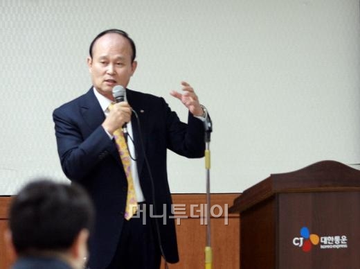 ↑지난 3월 29일 경기도 이천시 소재 신덕평물류센터에서 열린 CJ대한통운과 CJ GLS 합병 기자간담회에서 이채욱 대표가 통합 CJ대한통운의 성장 전략에 대해 소개하고 있다. CJ대한통운은 2020년까지 5조원 이상을 투자해 매출액 25조원의 글로벌 Top 5 물류기업으로 성장하겠다는 비전을 발표했다.