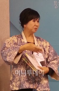 ↑1일 문화체육관광부 청사에서 열린 기자간담회에서 한국공예전에 대해 설명하고 있는 손혜원 대표.(사진=박창욱 기자)