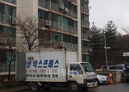 ↑2일 경기 성남시 야탑동 인근 아파트 단지 모습. 비가 오는 가운데 이사가 한창이다.ⓒ송학주 기자