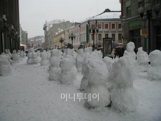 ↑ 모스크바에서 제일 유명한 거리중 하나인 아르바트 거리. 어느 날 나가보니 이렇게 많은 눈사람을 만들어 놓았다. 각양각색의 재미난 표정의 아이들. ⓒ 사진=송원진