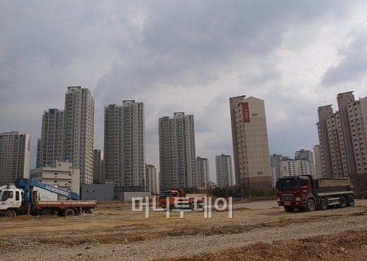 ↑경기 파주시 운정신도시 인근 아파트 단지 옆 공사현장.ⓒ송학주 기자