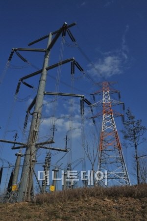 ↑인천 경인아라뱃길 인근에 설치된 한국전력의 송전케이블헤드(사진=한전 제공)