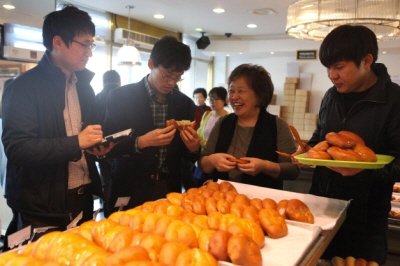롯데백화점 MD들이 김현주 대표와 함께 이성당 매장(군산)을 둘러보고 있다.(사진=롯데백화점)