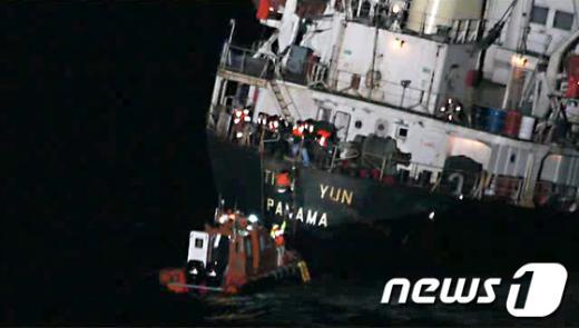 [사진]동해 화물선 침몰, 선원 17명 구조