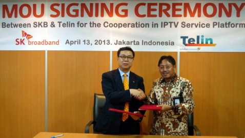 ↑임진채 SK브로드밴드 뉴미디어사업부문장(왼쪽)과 샤리프 샤리알 아마드 텔린 대표는 지난 13일(현지시간) 인도네시아 자카르타에서 ‘IPTV 플랫폼 제공에 대한 MOU' 체결식을 가졌다.