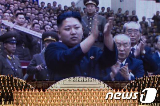 지난해  김일성 탄생 100주년을 기념한 행사에서 김정은 제 1비서의 영상 앞에 앉아있는 참가자들. AFP=News1 서송희 기자