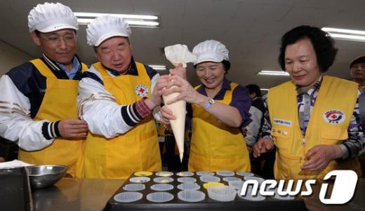 [사진]빵만드는 구본능-유중근 총재