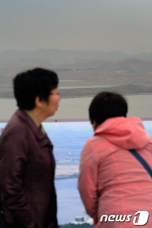 [사진]북한 방향 바라보는 관광객들