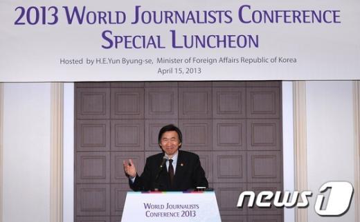 [사진]세계언론인 앞에 선 윤병세 외교부 장관
