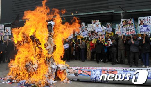 [사진]불타는 김일성·김정일·김정은 모형