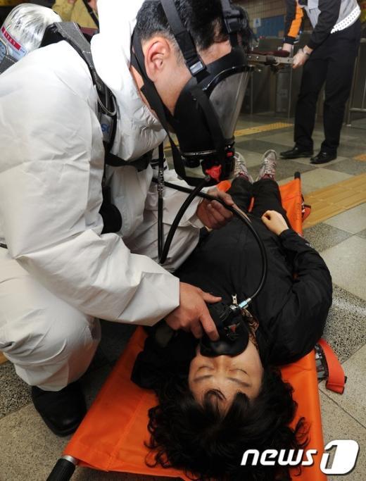 [사진]시민 구조하는 응급구조대원