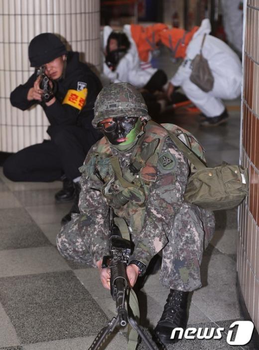[사진]폭발물 대비 훈련 참가한 군·경