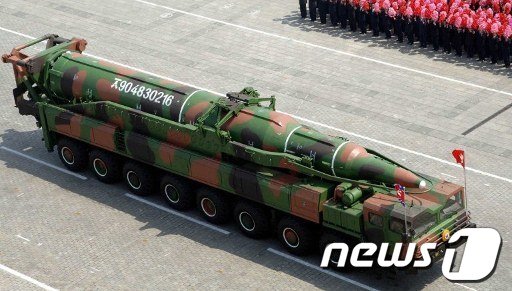 북한이 지난해 4월 열병식에서 선보인 신형 미사일  AFP=News1 여인옥