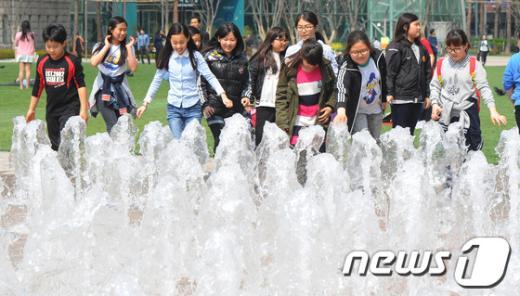 [사진]포근한 날씨에 분수대 찾은 학생들