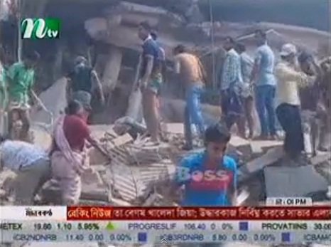 ↑방글라데시 다카 근교에서 8층짜리 건물이 붕괴돼 지금까지 최소 82명이 숨지고 700여명이 다친것으로 AFP통신이 보도했다. 사진은 건물 잔해더미에서 사람들이 생존자를 찾고 있는 모습. (ⓒntv동영상 캡처)