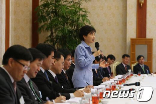 박근혜 대통령은 24일 청와대에서 언론사 편집.보도국장들과 함께 오찬을 겸한 간담회를 개최했다.(청와대 제공)  News1