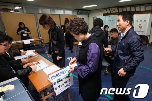 [사진]투표마감 앞두고 붐비는 재보선 투표소