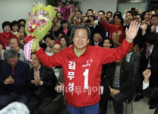 [4·24재보선] 지지자에게 답례하는 김무성 의원