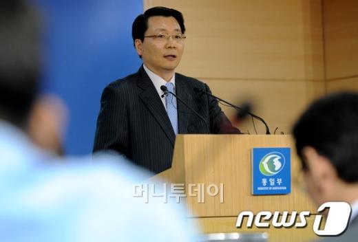 
김형석 통일부 대변인은 25일 브리핑을 갖고 개성공단 가동중단 사태 해결을 위한 '남북 당국간 실무회담' 개최를 공식 제의했다. 