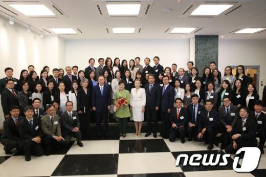 [사진][朴 대통령 방미 미공개] UN한인직원들과 함께