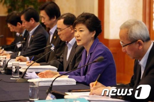 [사진]박근혜 대통령, 첫 국가재정전략회의 주재